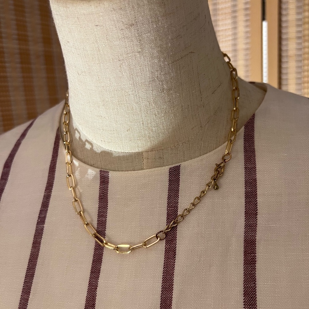 17-19” YG LRG White butterfly chain.